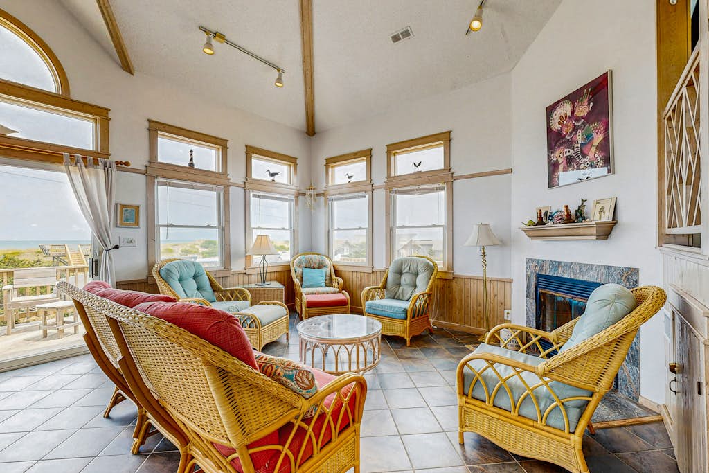 Dog-friendly house with ocean view, pool access, washer/dryer, & tennis court