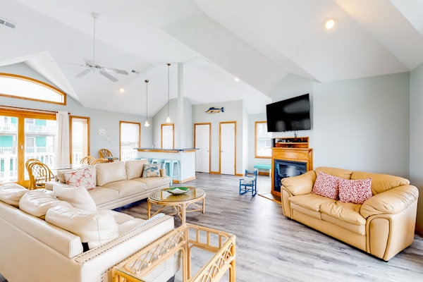 Semi-oceanfront house near beach with private pool, hot tub & AC - dog-friendly