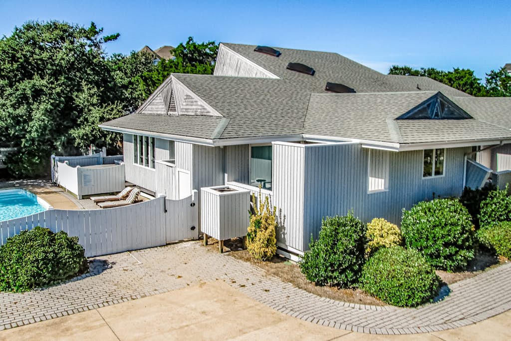 Exquisite home with private hot tub, game room, & central AC
