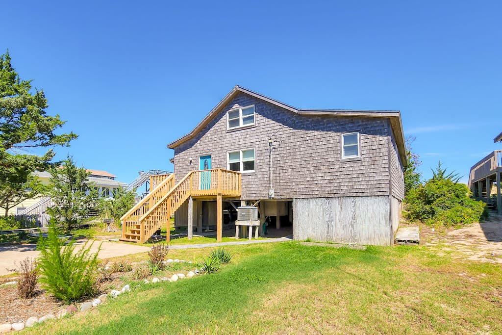 Piper's Nest: Ocean views, private hot tub, & seasonal pool access