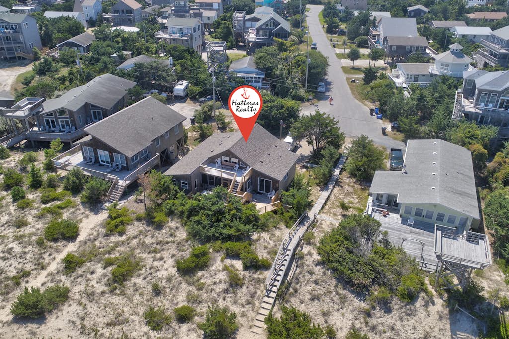 Piper's Nest: Ocean views, private hot tub, & seasonal pool access