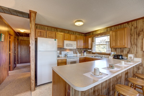 ocean-side vacation gem steps to beach w/central AC, WiFi, balcony, washer/dryer