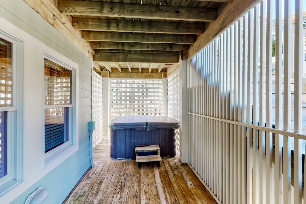 Lucky Catch: Sound-view home with private pool, hot tub, fireplace, pool table & central AC