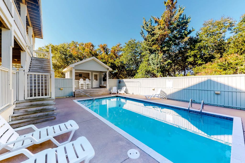 Lucky Catch: Sound-view home with private pool, hot tub, fireplace, pool table & central AC
