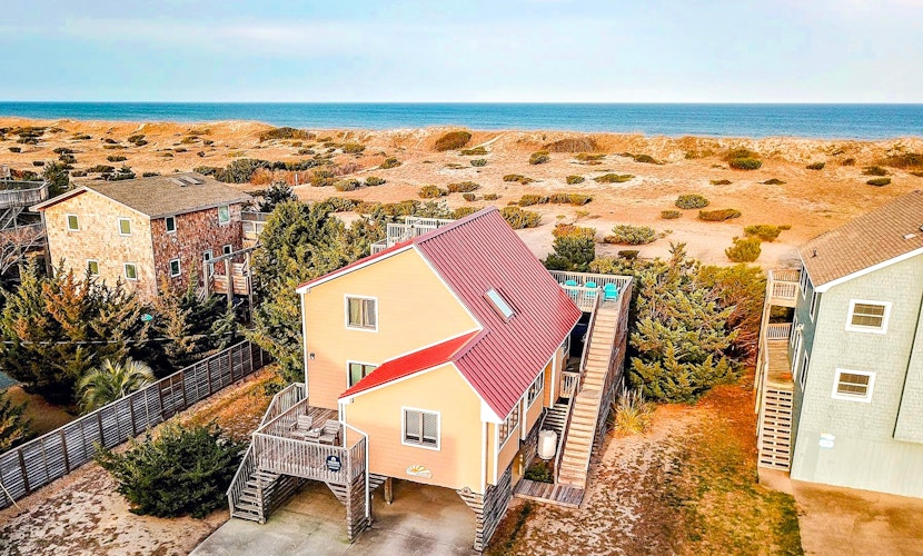 Multi-level dog-friendly home w/private hot tub, washer/dryer, gas fireplace, AC