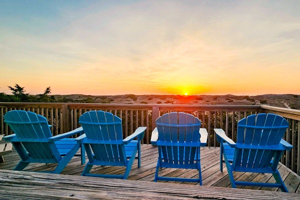 Multi-level dog-friendly home w/private hot tub, washer/dryer, gas fireplace, AC