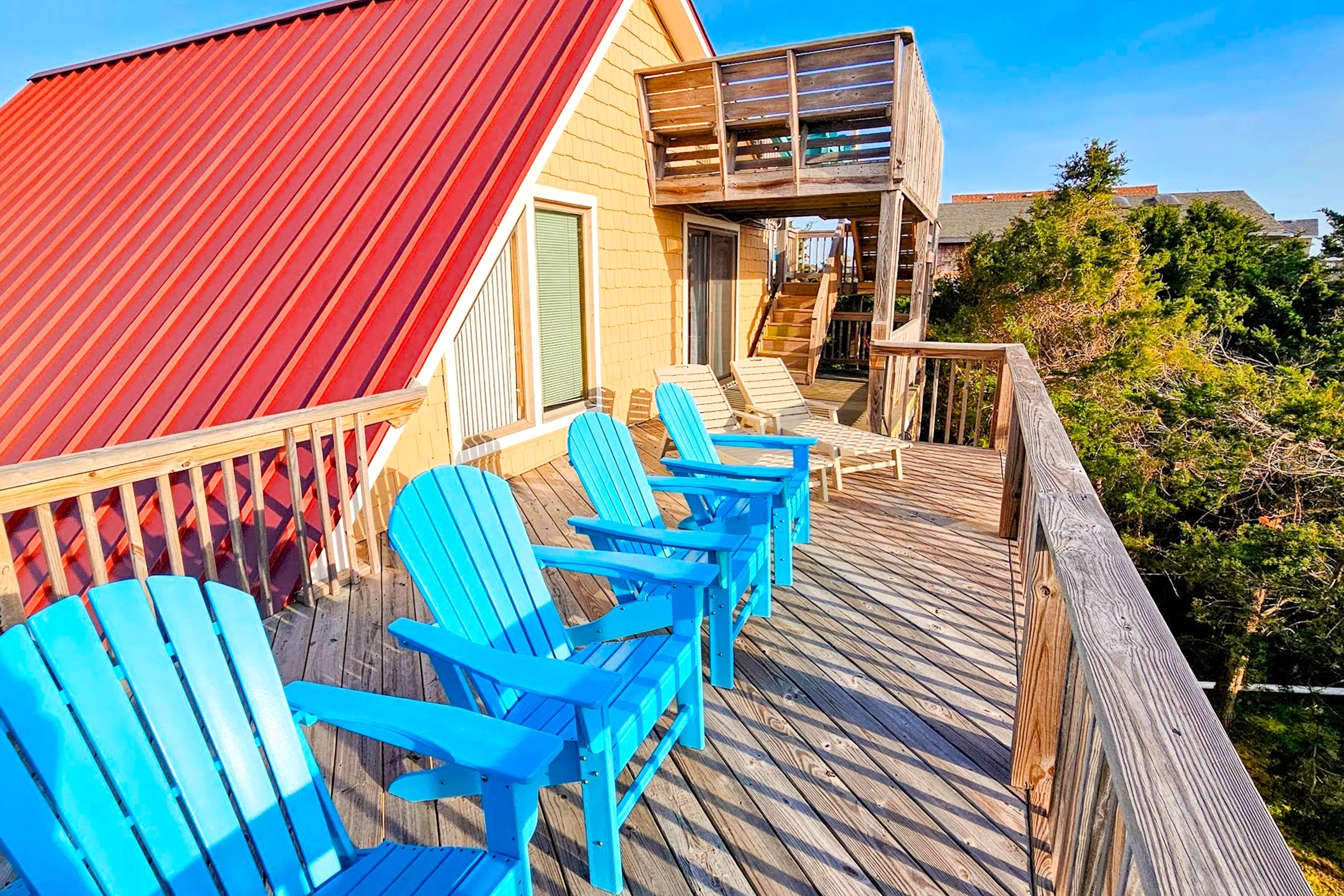 Multi-level dog-friendly home w/private hot tub, washer/dryer, gas fireplace, AC