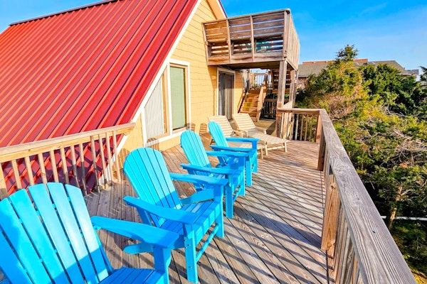 Multi-level dog-friendly home w/private hot tub, washer/dryer, gas fireplace, AC