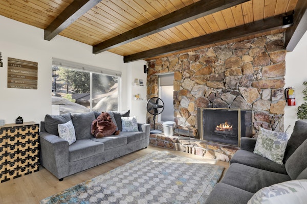 Round Rock Lodge at Big Bear | Boulder Bay Modern Retreat w/ Pool Table | Minutes to Activities