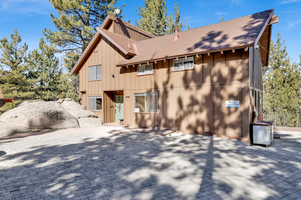Round Rock Lodge at Big Bear | Boulder Bay Modern Retreat w/ Pool Table | Minutes to Activities