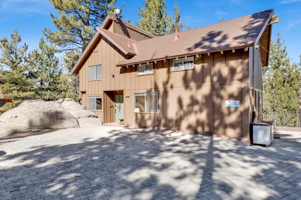 Round Rock Lodge at Big Bear | Boulder Bay Modern Retreat w/ Pool Table | Minutes to Activities