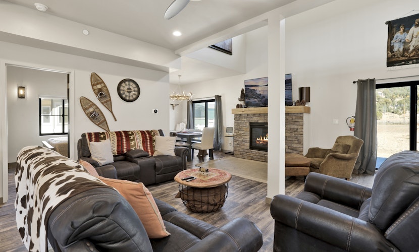 Golden Bear at Shay Meadows~ Relaxing Equestrian Estate w/ Hot Tub + Foosball