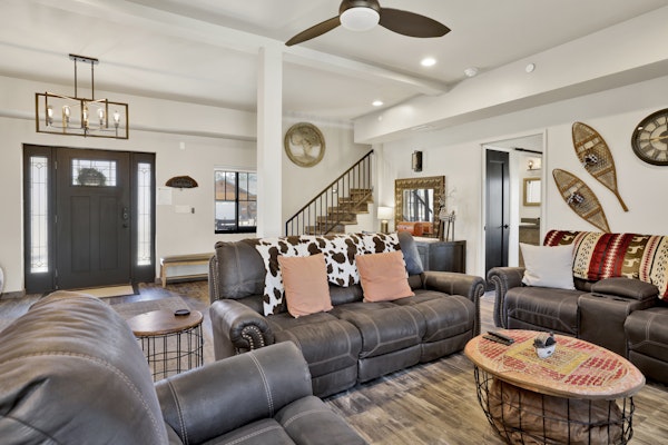 Golden Bear at Shay Meadows~ Relaxing Equestrian Estate w/ Hot Tub + Foosball