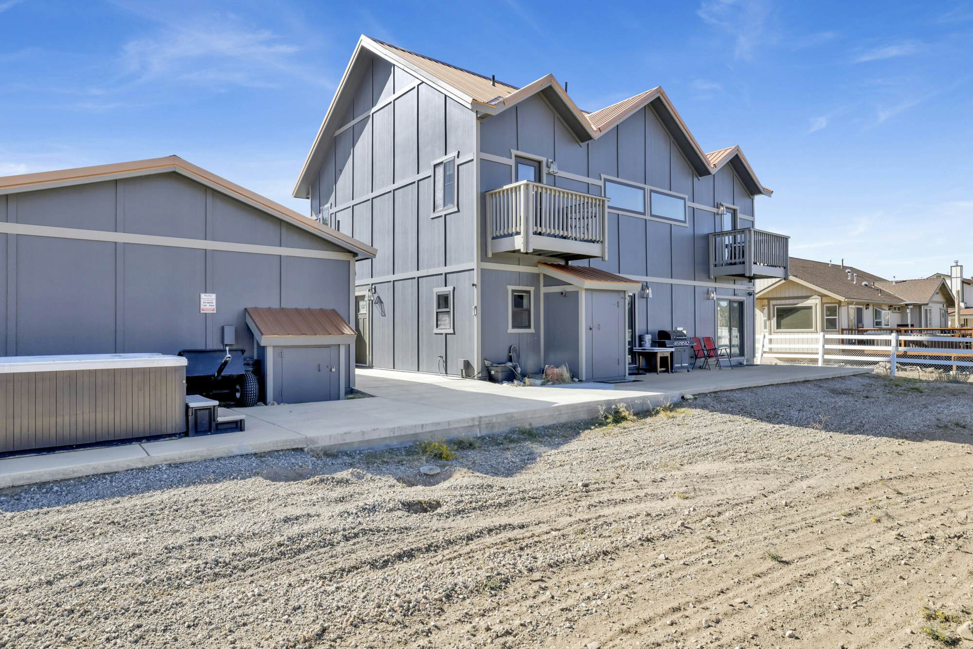 2572-Golden Bear at Shay Meadows