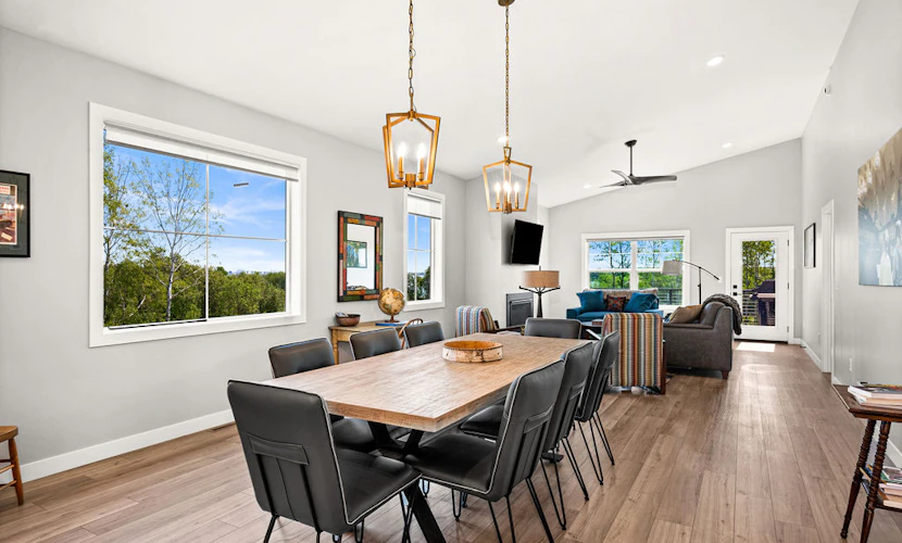 RiverWest Hunters Lookout - Riverfront - Dog Friendly - Upper level