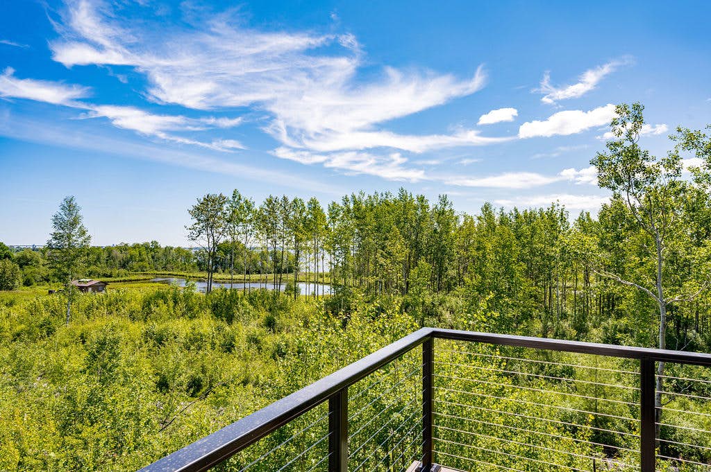 RiverWest Hunters Lookout - Riverfront - Dog Friendly - Upper level