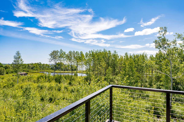 RiverWest Hunters Lookout - Riverfront - Dog Friendly - Upper level