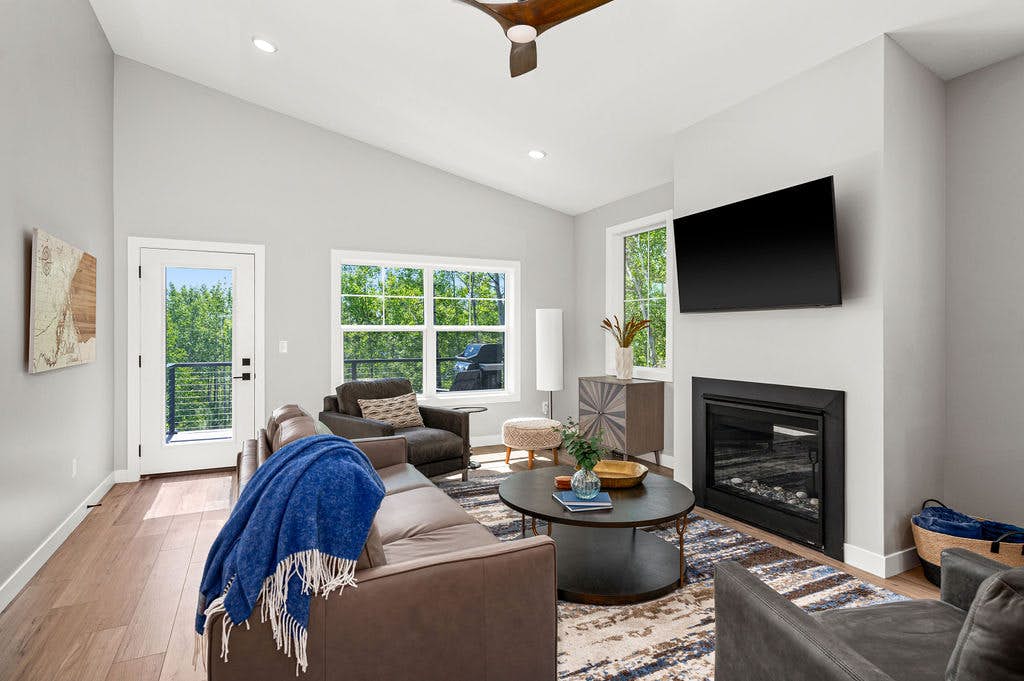 RiverWest Vista - Hot Tub, Sauna, Dog Friendly, Riverfront