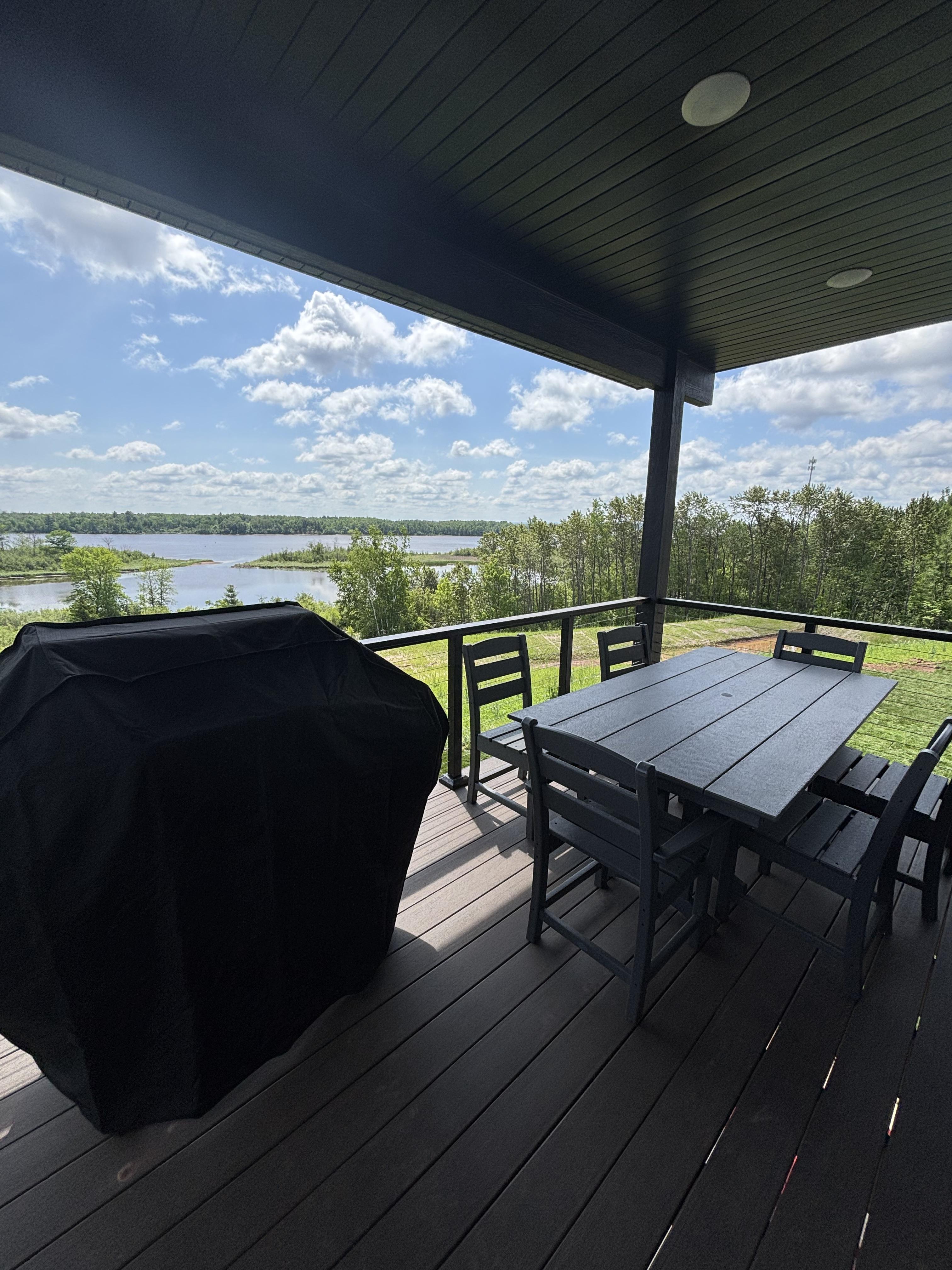 RiverWest Stones Throw Chalet - Sauna - River View -25% off Ski Tickets