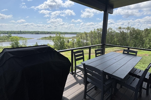 RiverWest Stones Throw Chalet - Sauna - River View -25% off Ski Tickets