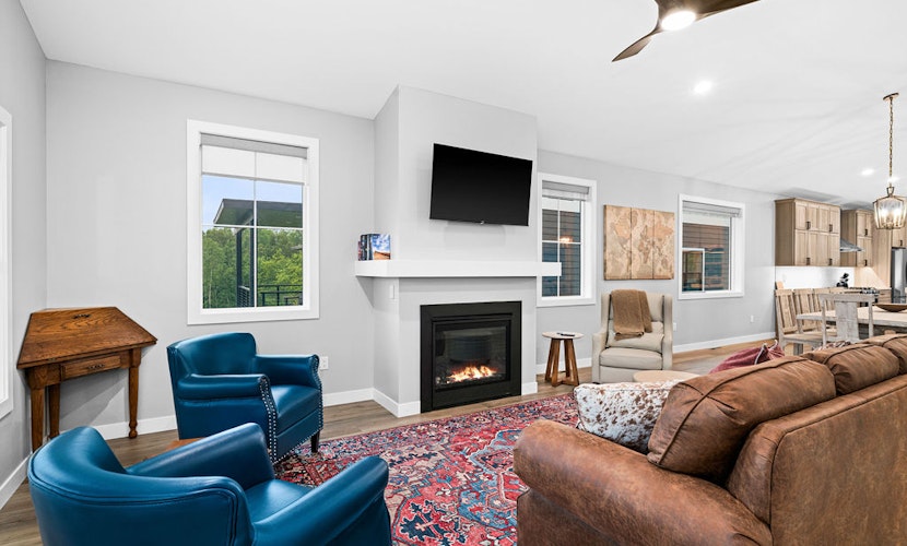 RiverWest Stones Throw Chalet - Sauna - River View -25% off Ski Tickets