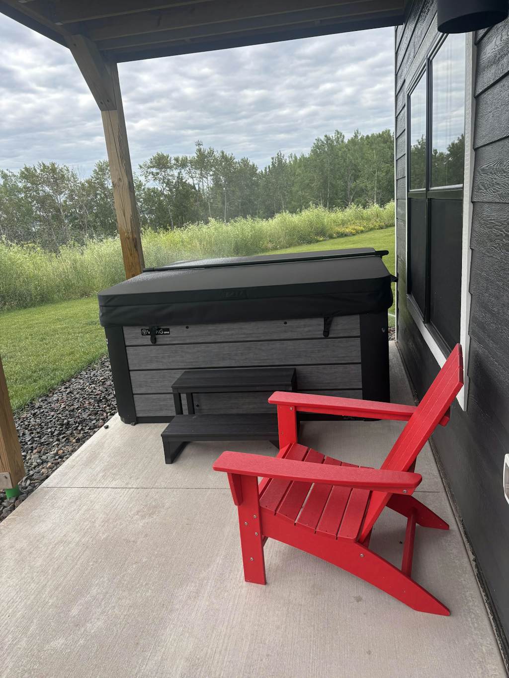 RiverWest Stones Throw Chalet - Hot Tub -  Sauna - River View - Sauna - Dogs
