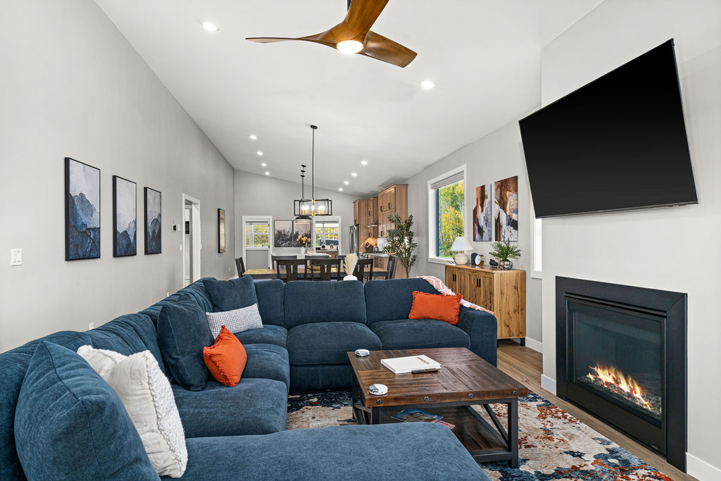 RiverWest Rivers Edge on the River - 25% off Ski Tickets - Brand New - Hot Tub