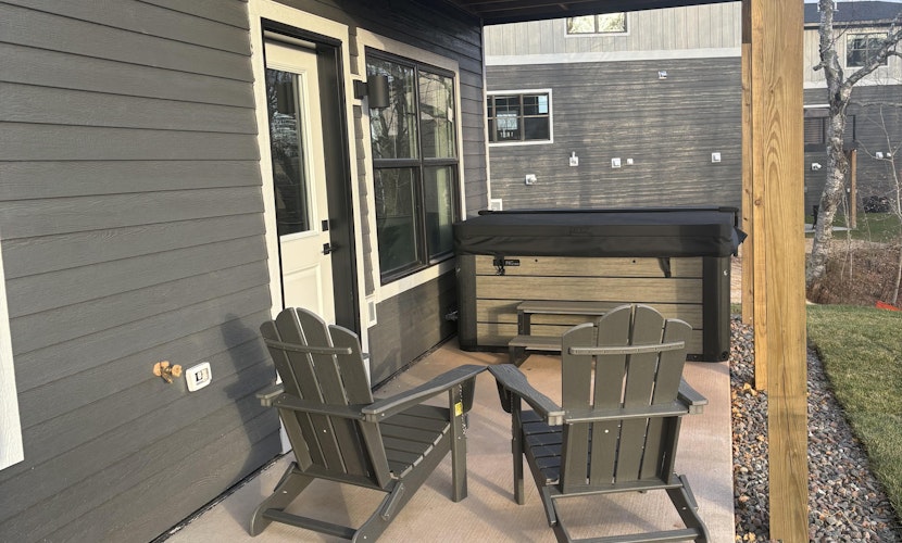 RiverWest Northern Retreat - 25% off Ski Tickets -Hot Tub - Sauna - Dogs Allowed