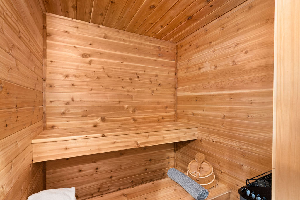 RiverWest Northern Retreat - 25% off Ski Tickets -Hot Tub - Sauna - Dogs Allowed