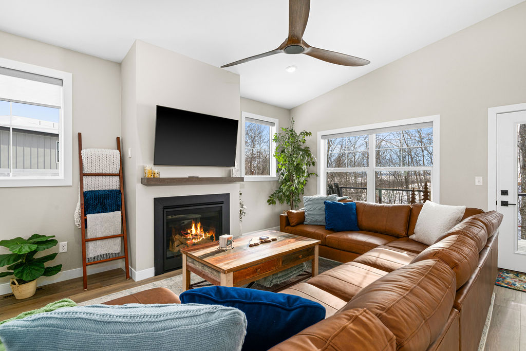 RiverWest Northern Retreat - 25% off Ski Tickets -Hot Tub - Sauna - Dogs Allowed