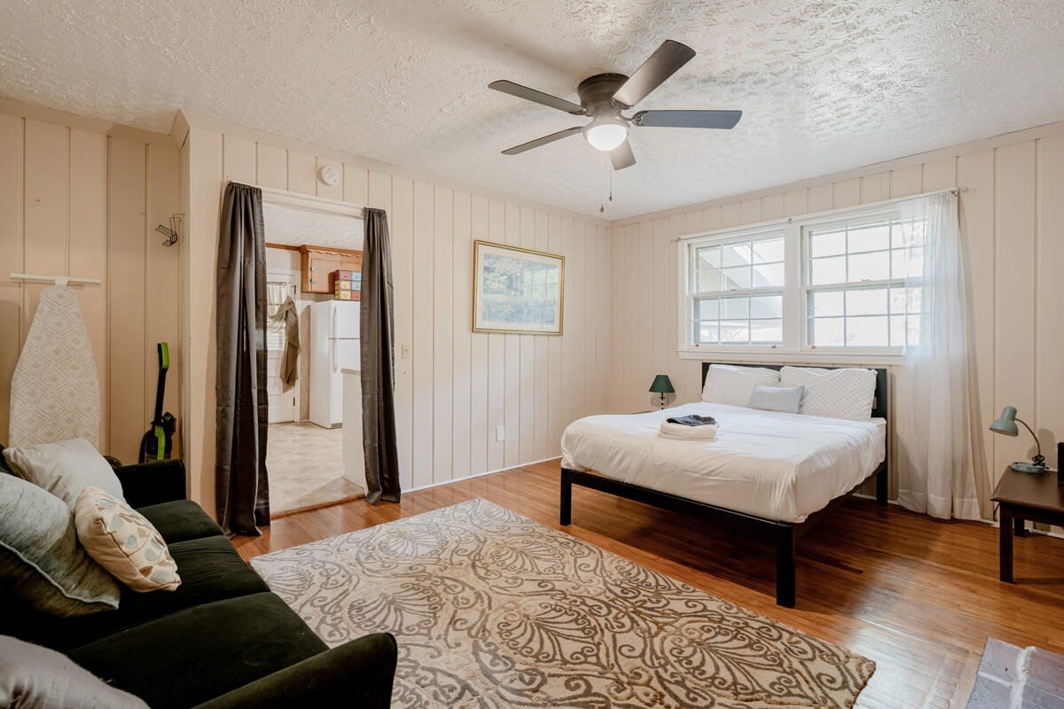 5 mins to Fort Jackson - The Wooded Hilltop Ranch