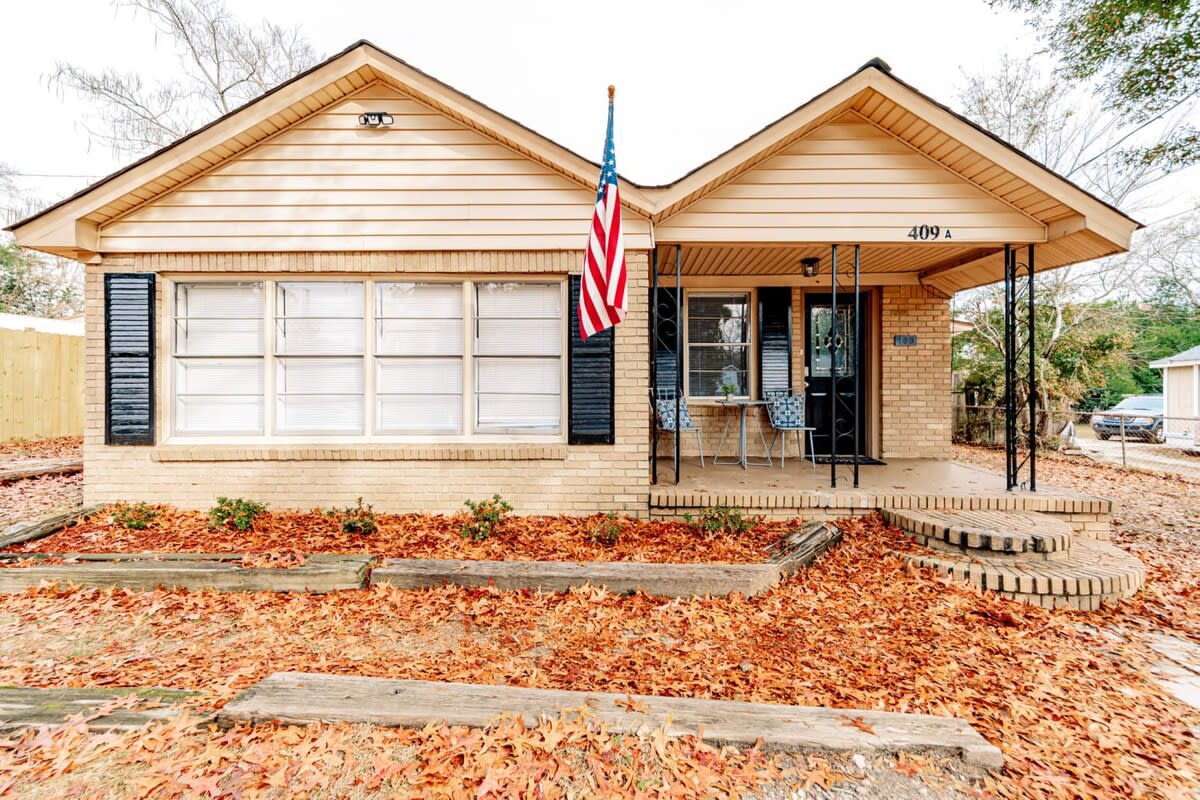 Dine Outside! Patio & Grill - Adorable on Taylor