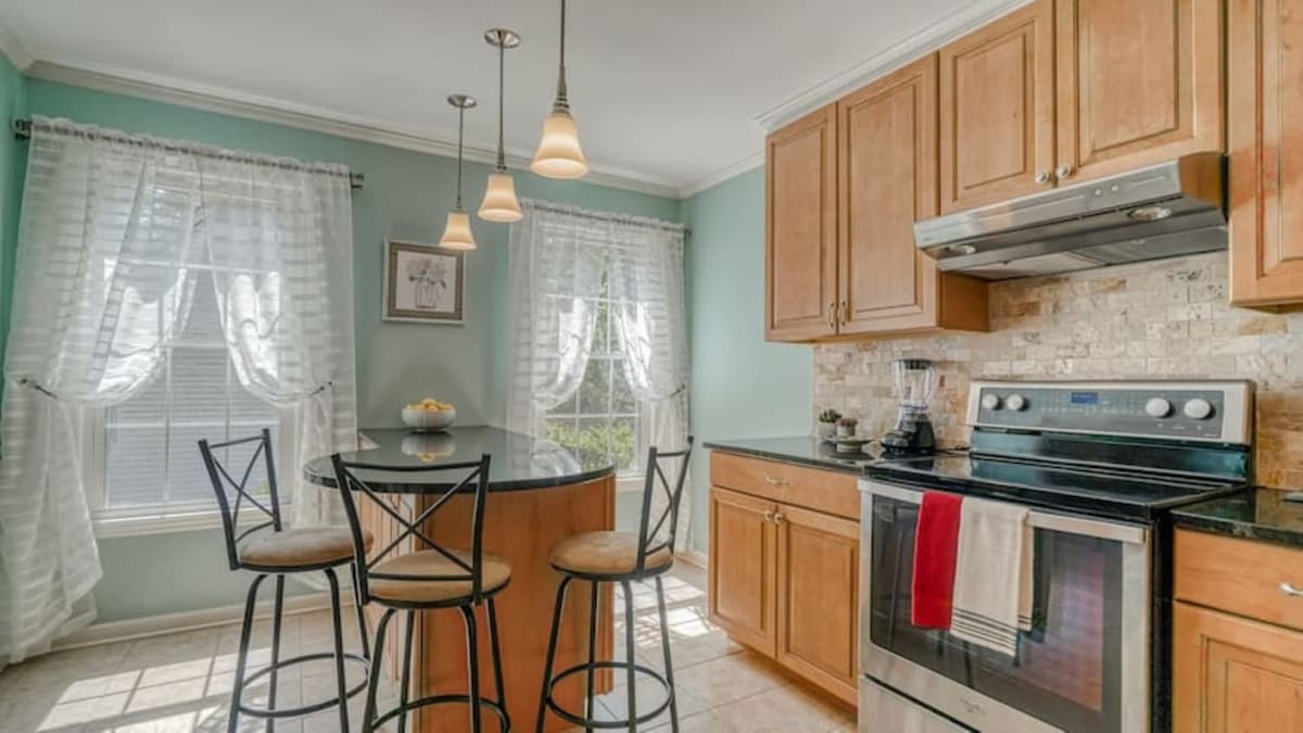Great Back Deck and Yard - The Bright Brick Beauty