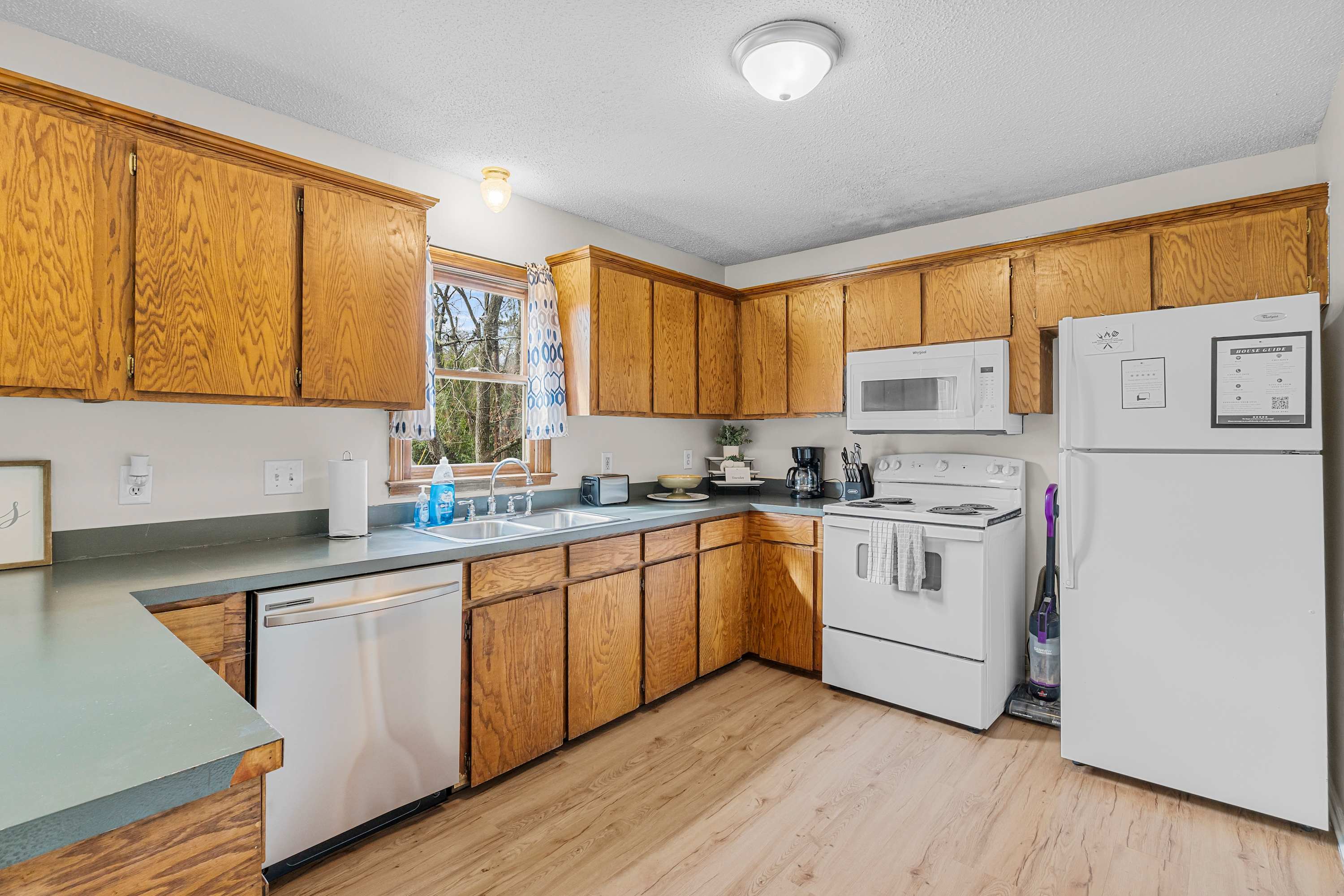 Large Private Yard, Near USC! - The Garnet Goliath