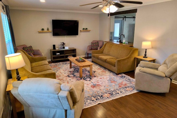 Mins to Lake Murray & Downtown - The Settle-Inn