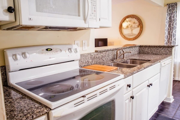 Near Bases, USC & Shops - The Columbia Crash Pad