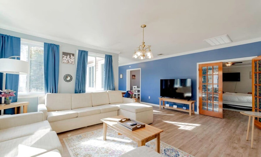 Near Downtown & On the Water! Sweet Retreat!