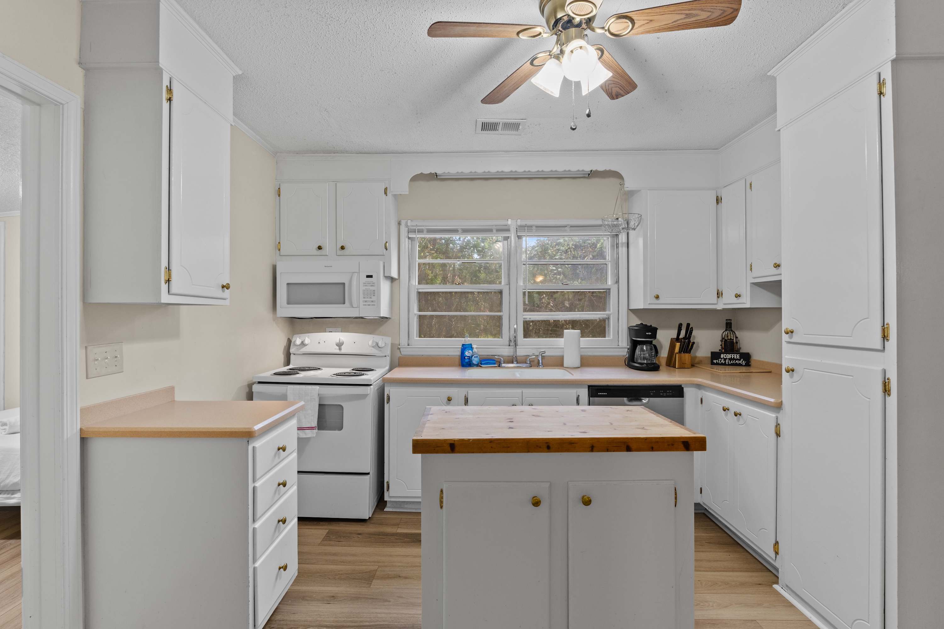 USC & Downtown Gem: Modern Family Home!