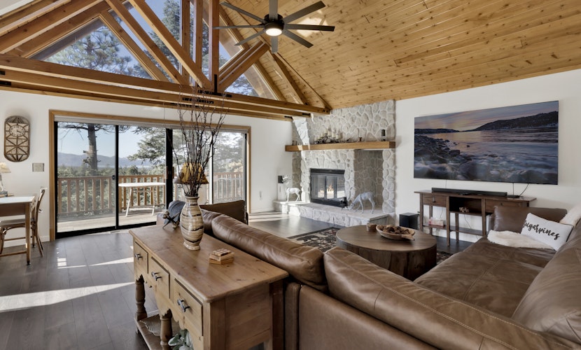 Sugarpines Big Bear | Panoramic Ski Slope & Lake Views | Walk to Slopes | Private Sledding Hill