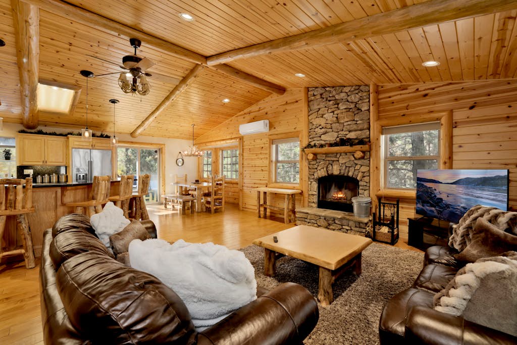 Fox Hollow Retreat- Fox Farm Luxury Lodge – Walk to Ski, Trails & Town | Hot Tub, Fireplace
