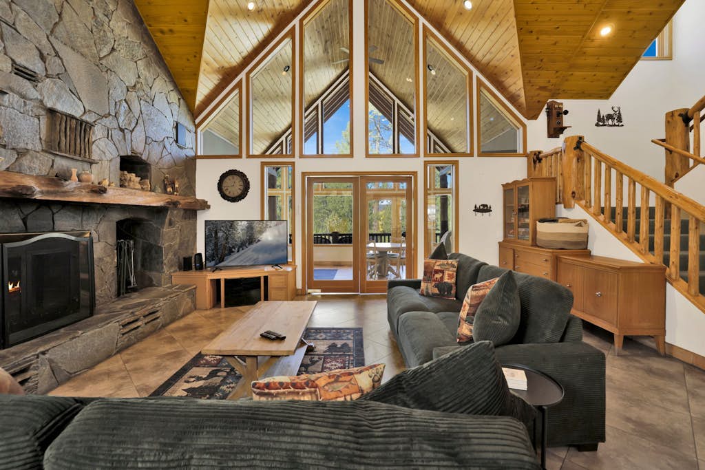 The Village Timber Lodge at Big Bear - Downtown Log Cabin Retreat
