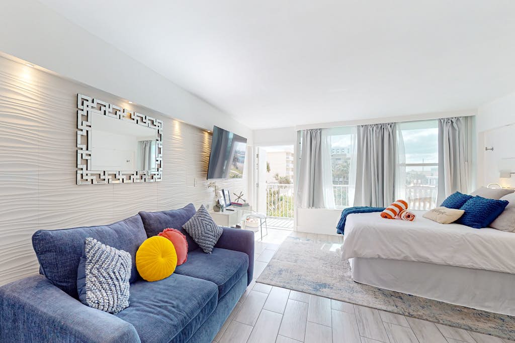 Cozy Oceanfront Studio with Balcony, Pool & Beach Access