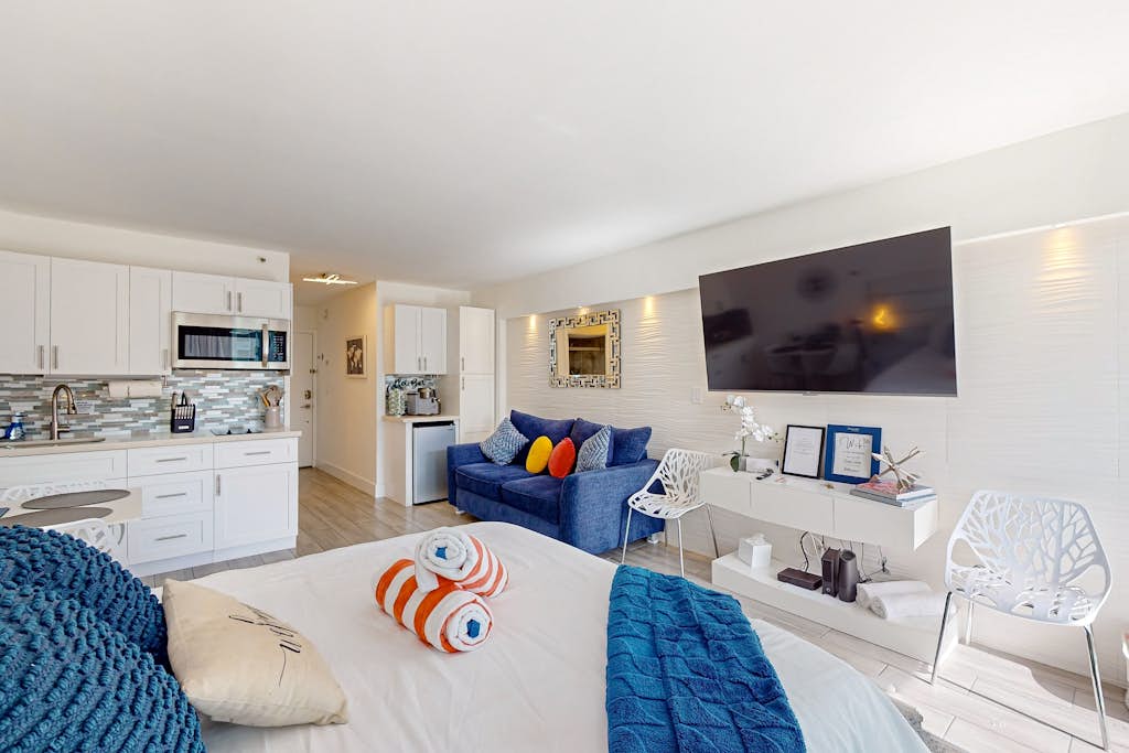 Cozy Oceanfront Studio with Balcony, Pool & Beach Access