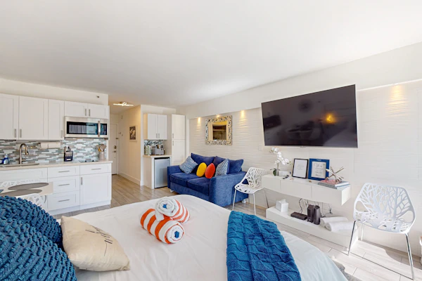 Cozy Oceanfront Studio with Balcony, Pool & Beach Access