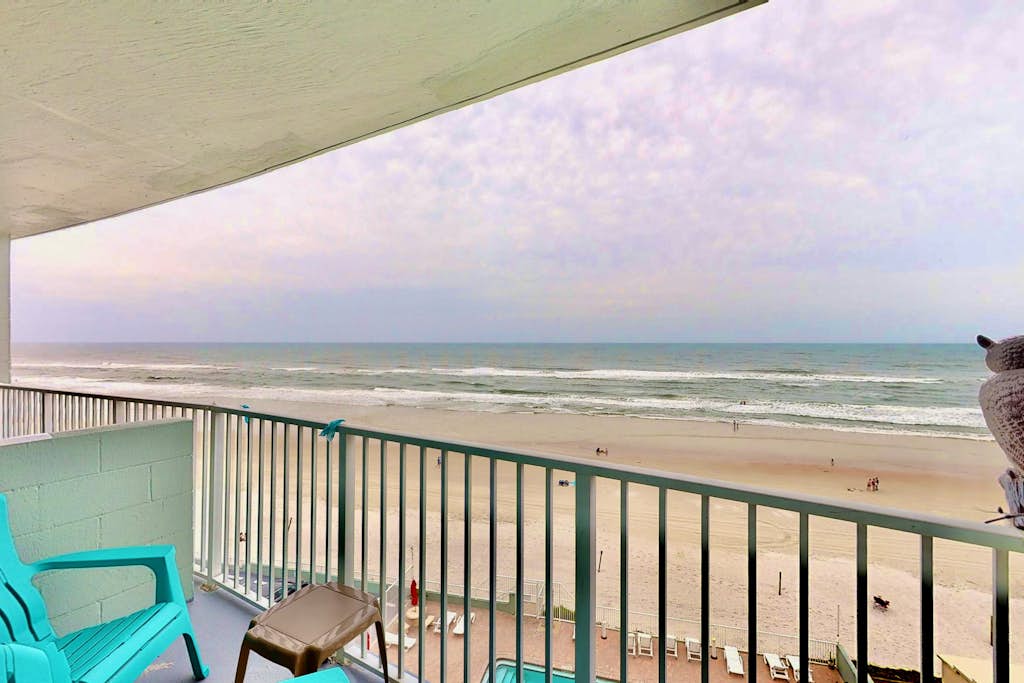 Relaxing Beachfront Studio w/ Balcony Views & Shared Pool