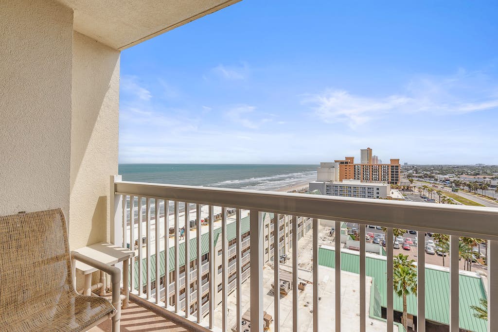 Oceanfront Studio with Balcony, Beach Access & Pools – Daytona Delight