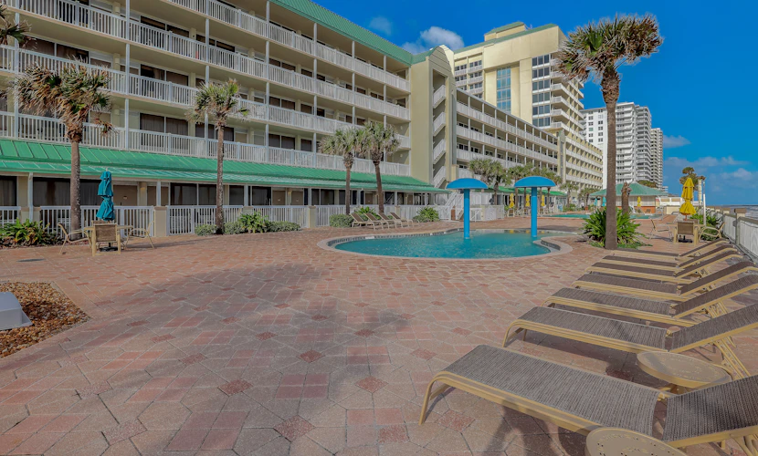 Cozy Oceanfront Studio w/ Kitchenette & Beach Access in Daytona