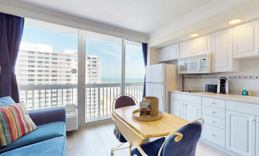 Cozy Oceanfront Studio w/ Kitchenette & Beach Access in Daytona