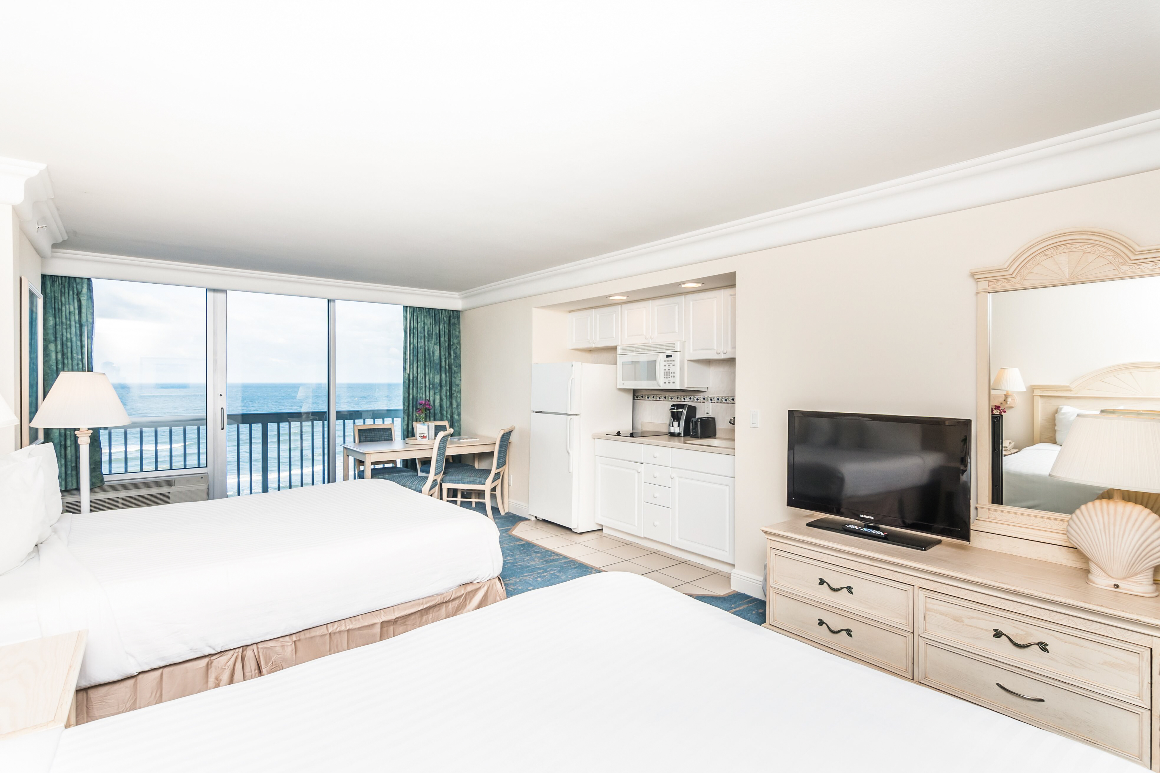 Relaxing 12th-Floor Studio with Ocean Views & Resort Amenities