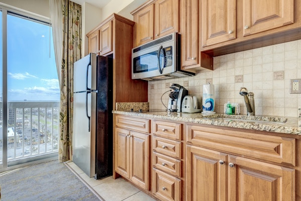 Top-Floor Oceanfront Studio w/ Balcony, Pool, Sauna & Walkable Fun